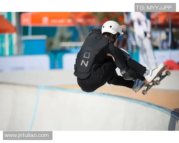 南京滑板队进攻战术解析与滑板热点趋势探讨