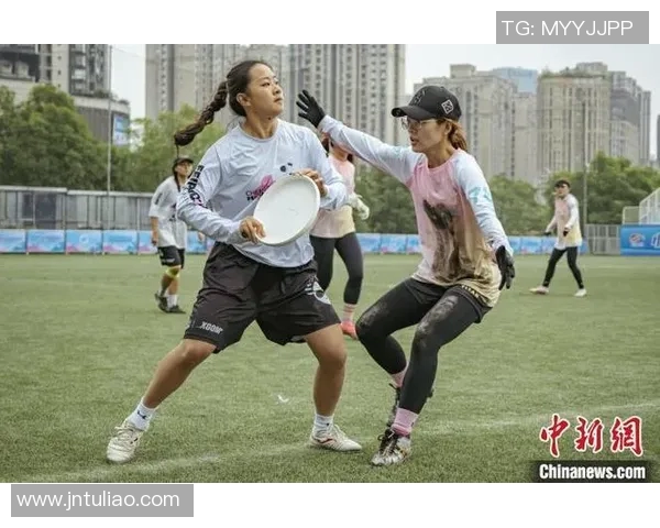 重庆飞盘队的包夹战术解析与飞盘运动的热潮探讨 重庆飞盘队的包夹战术解析与飞盘运动的热潮探讨