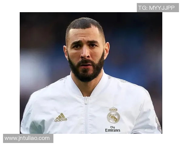 本泽马：从足球天才到传奇巨星的辉煌旅程与职业生涯回顾