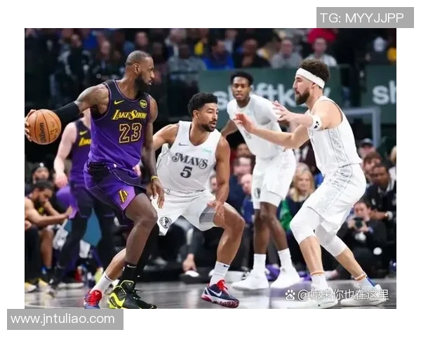 热火与湖人激战NBA赛场谁能在季后赛中笑到最后