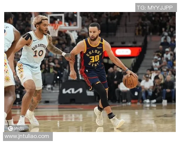 勇士队在对阵马刺时以29分的巨大优势取得胜利展现强大实力