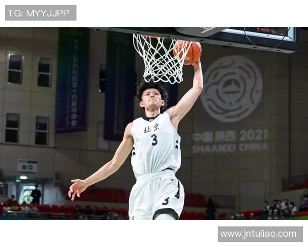 南部鲨鱼与马纳瓦的激烈对决揭示了足球战术的新趋势与挑战