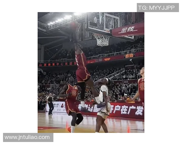 篮球明星跳水挑战赛引发热议球迷热情高涨期待精彩对决